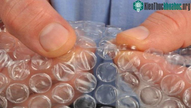 Các miếng xốp hơi ngày nay được dùng để bảo vệ đồ trong khi vận chuyển. Nhưng khi nó ra đời, mục đích của nó không phải là như thế đâu. Xem thêm tại đây