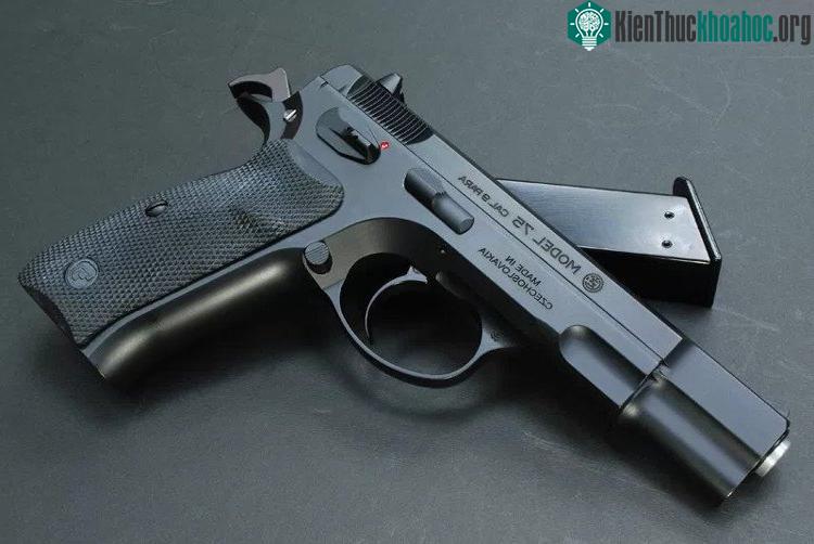 CZ-75 đang phục vụ cho cảnh sát Czech, cảnh sát Thổ Nhĩ Kỳ, và một số đơn vị cảnh sát tại Mỹ.