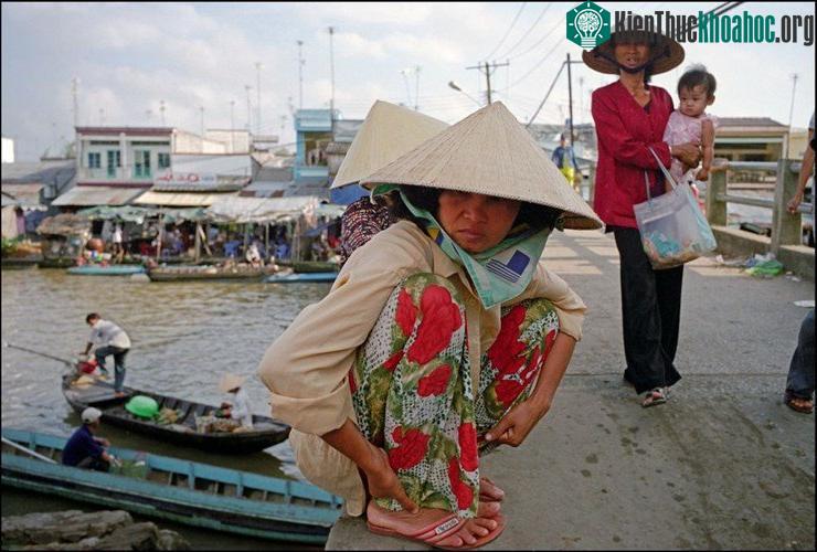 Trên một cây cầu bắc qua rạch Bảo Định ở thành phố Mỹ Tho, Tiền Giang.