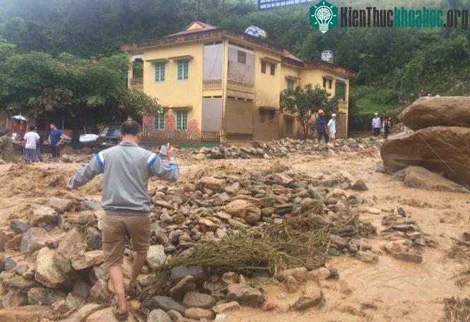 Phía trước và sau trường THCS Võ Thị Sáu, Mù Cang Chải sau trận lũ