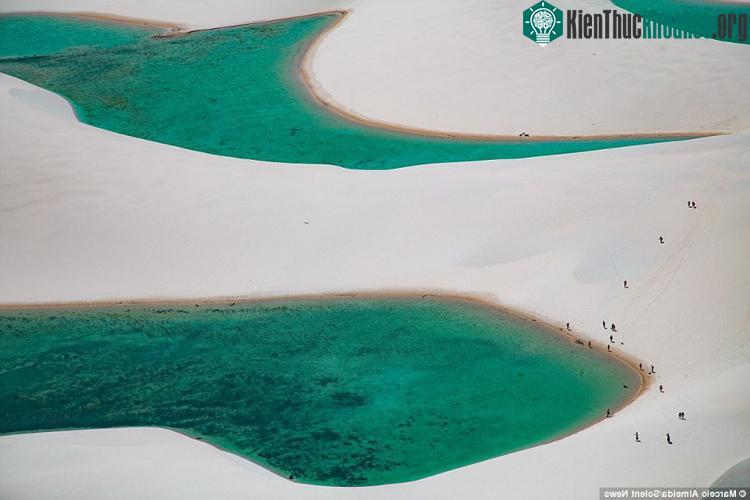 Một số hồ ở Lençóis Maranhenses có kích cỡ lớn.