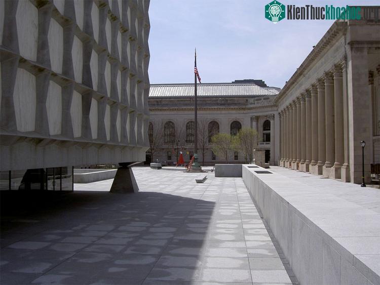 Sân trong Hewitt trường phái Tân Cổ Điển bao bọc xung quanh Beinecke.