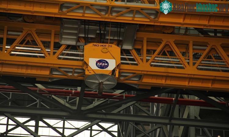 Có 5 cần trục cao bên trong VAB, hai cần trục trong số đó có thể nâng khối lượng hàng lên tới 325 tấn.
