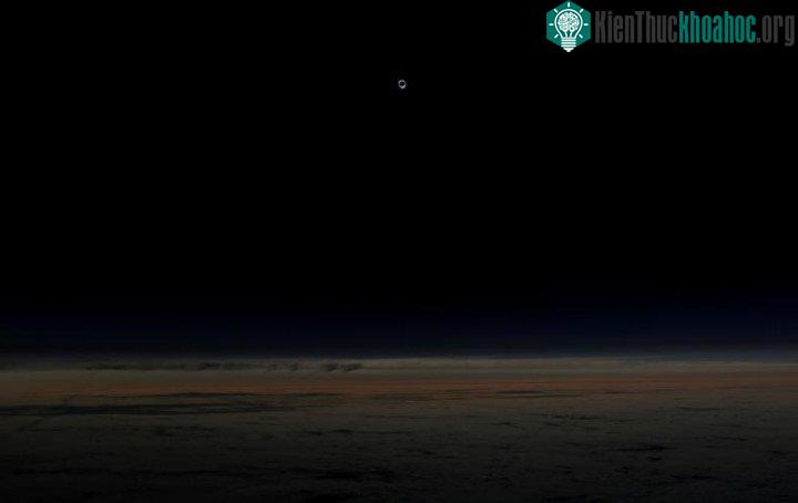 Nhật thực toàn phần nhìn từ ô kính chiếc máy bay bay qua Alaska ở độ cao 12km.
