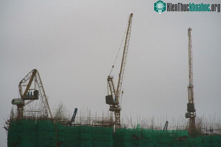 Một cần cầu bị gió bão bẻ cong tại Hong Kong.