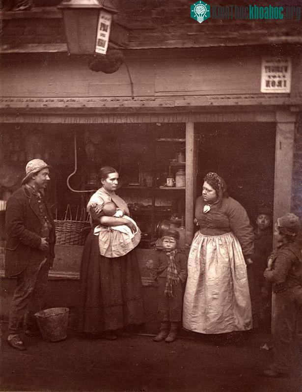 Trong ảnh là những người nghèo bị ảnh hưởng bởi trận lụt ở vùng Lambeth vào năm 1877.