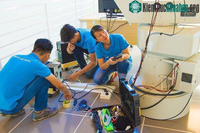 Tiến sĩ Nguyễn Thị Hoàng Anh và các cộng sự trong quá trình vận hành kỹ thuật kính thiên văn quang họ