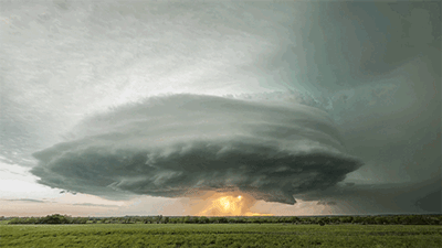 Điểm ấn tượng nhất của supercell đó chính là cơn mây lốc xoáy ở tầng thấp nhất.