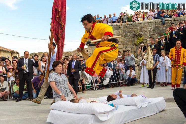 Lễ hội nhảy qua em bé (Tây Ban Nha)