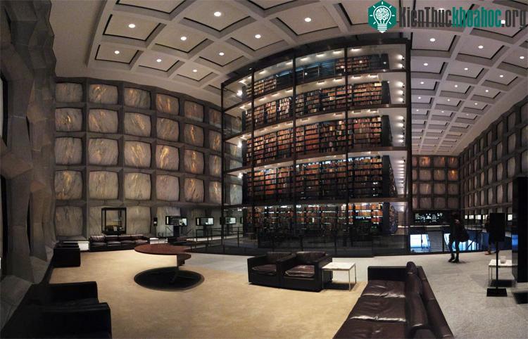 Nội thất tầng gác lửng của Beinecke.