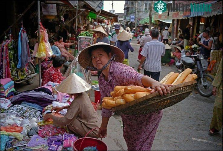 Khu chợ nằm dọc theo đường bờ sông ở Mỹ Tho.