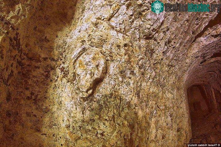Những vết tích kì lạ trên tường hầm.