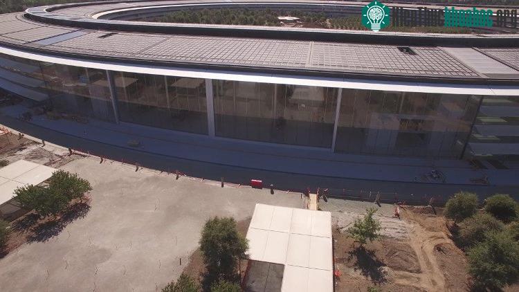 Apple Park có cửa kính cao bốn tầng mở ra một không gian khổng lồ.