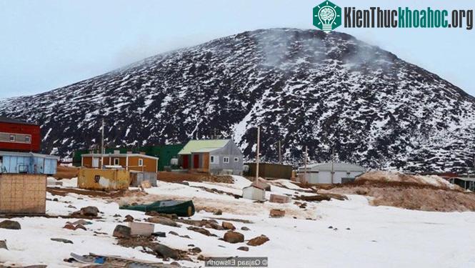 Khi đời sống hiện đại phát triển nhiều người Inuit cao tuổi lo lắng cách sống truyền thống của họ sẽ dần mai một.