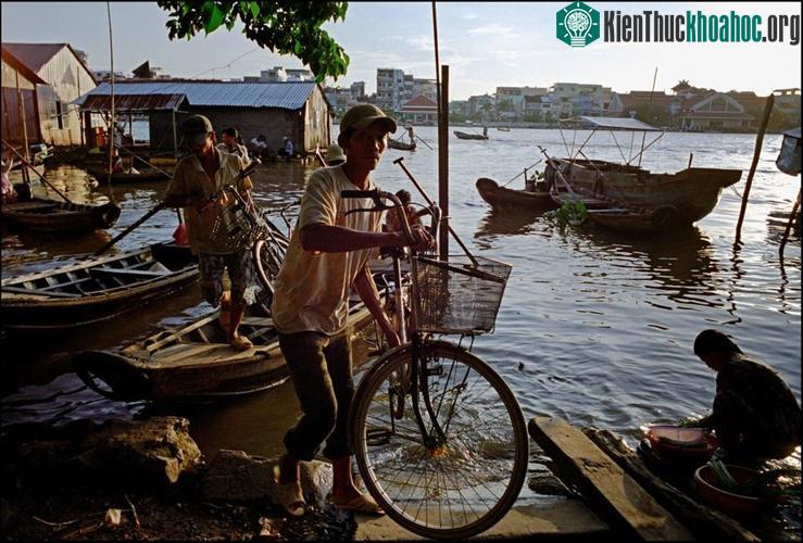Người dân đưa xe đạp từ đò lên bờ.