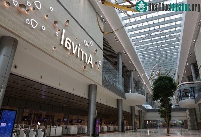 Các hãng hàng không sẽ hoạt động tại T4 bao gồm Air Asia Group, Cathay Pacific, Cebu Pacific, Korean Air, Spring Airlines và Vietnam Airlines.