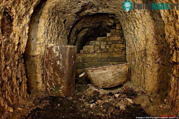 Các vật dụng được tìm thấy bên trong hầm.