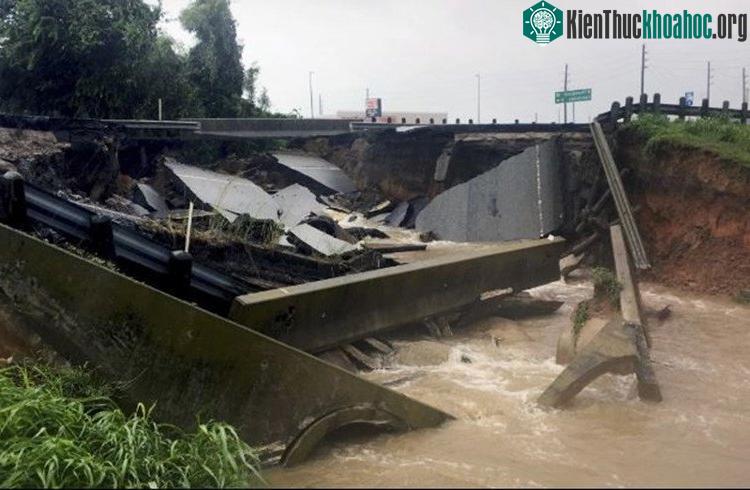 Mưa lũ đã hủy hoại một số hạ tầng giao thông trong thành phố.