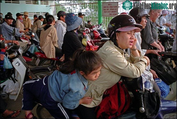 Người dân chờ phà tại một bến phà ở Vĩnh Long năm 2007.