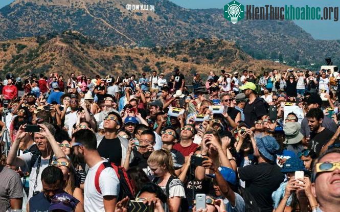 Đám đông tập trung trước biểu tượng Hollywood đón nhật thực