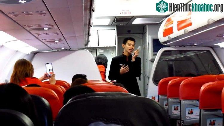 Thỉnh thoảng, các tiếp viên nhận được những yêu cầu thông báo quái đản trên máy bay.