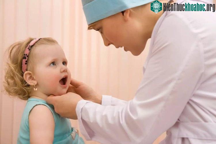 Cha mẹ có thể phát hiện bệnh qua các tổn thương trên da, trong miệng.