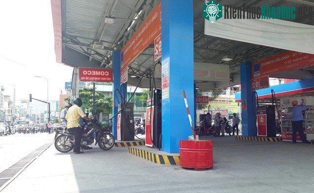 Các cây xăng đều có sẵn thùng chứa cát - (Ảnh: TRỌNG NHÂN).