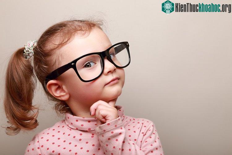 Những lời ca ngợi quá mức, nhất là ca ngợi về trí thông minh, hoàn toàn bất lợi cho trẻ - (ảnh: INDEPENDENT).