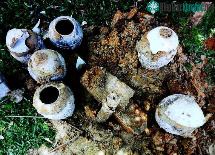 Nhóm hiện vật vừa được phát hiện. (Ảnh: L.B.H).