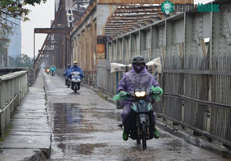 Hà Nội nhiều mây, sáng và đêm có mưa, mưa rào và rải rác có dông.