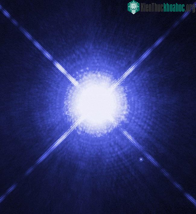 Sao Sirius A và Sirius B, chụp bởi kính thiên văn Hubble. Sirius B, một sao lùn trắng, có thể thấy là một chấm mờ phía dưới bên trái cạnh sao Sirius A sáng hơn rất nhiều.