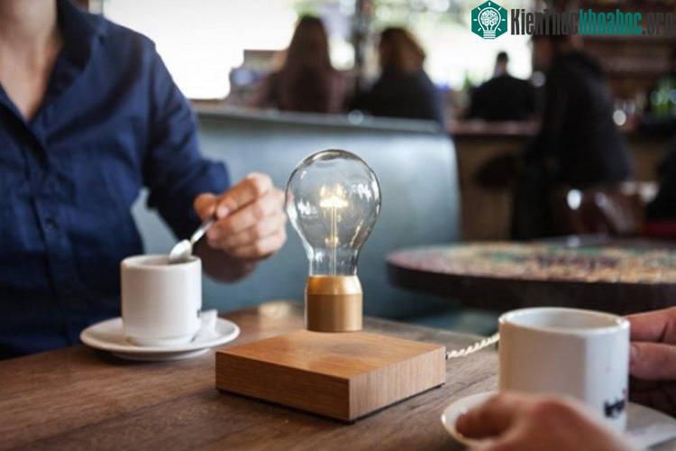 Đèn Flyte hoạt động bằng điện từ trường và siêu tiết kiệm năng lượng. (Ảnh: Flyte).