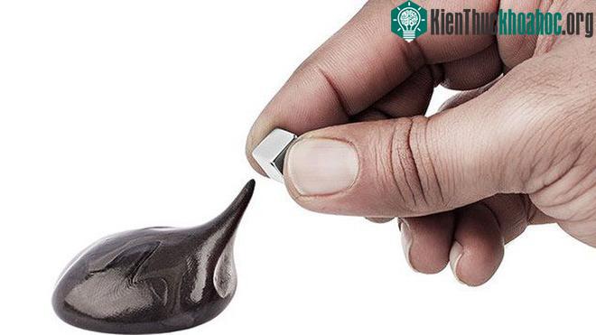 Space Putty cũng có thể vo được thành bóng, ném lên tường nảy ra hoặc gấp nặn vào trong lòng bàn tay.