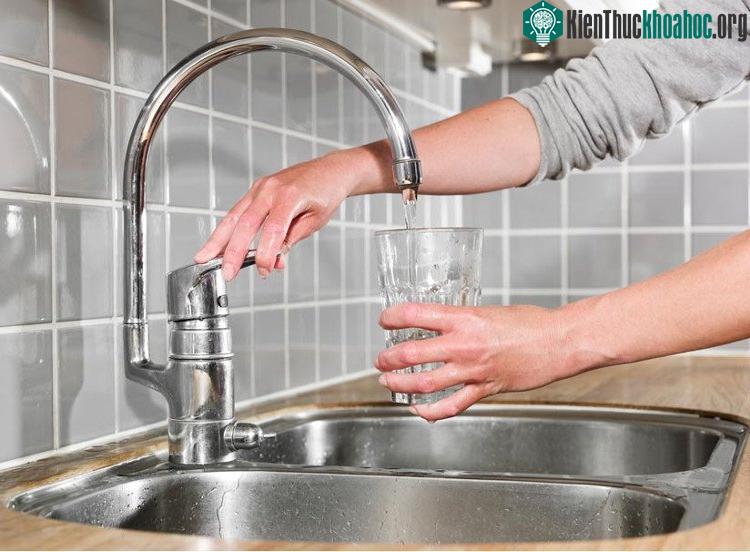 Sợi nhựa siêu nhỏ được tìm thấy trong 83% số mẫu nước trên toàn thế giới. (Ảnh: Time Magazine).