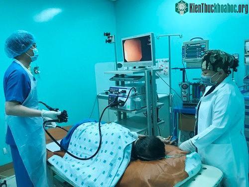 Bác sĩ đang cắt niêm mạc qua ngả nội soi đại tràng để điều trị ung trực tràng cho bệnh nhân.