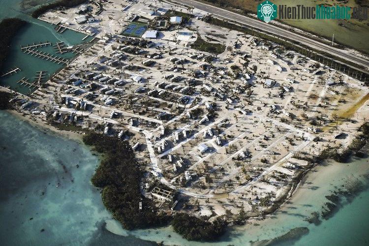 Trong ảnh là một phần chuỗi đảo Florida Keys trơ trọi, bị xói mòn sau bão