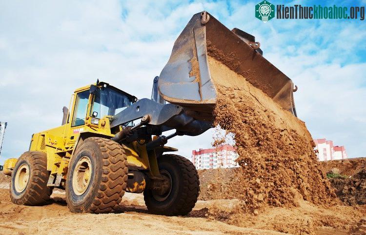 Con người đang khai thác cát quá mức.