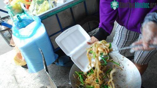 Túi nilon hoặc hộp xốp để đựng thực phẩm nóng như sữa đậu nóng, nước ngô, nước canh, cơm… ở 78-80 o C hoặc màng bọc nilong bị nóng chảy sau khi làm nóng thức trong lò vi sóng sẽ dễ dàng thôi nhiễm ...