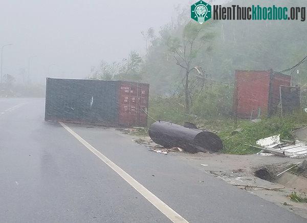 Thùng container và bồn chứa bị thổi bay ra đường.