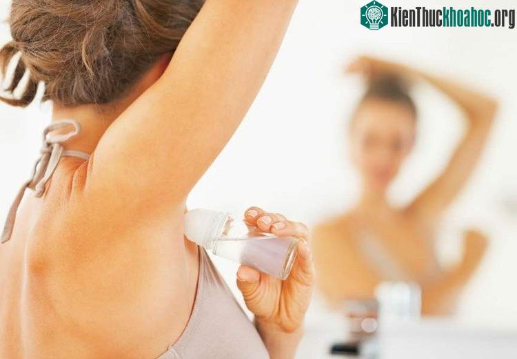 Thời điểm sử dụng lăn khử mùi đúng chuẩn nhất phải là ban đêm.