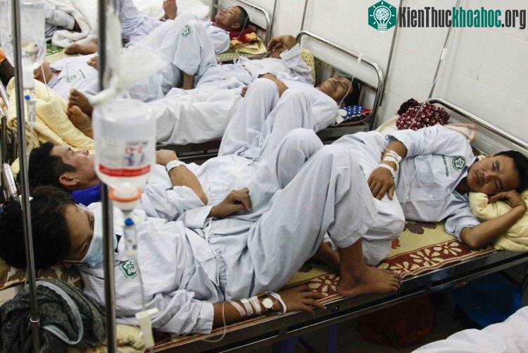Các bệnh viện đang quá tải vì số người nhập viện điều trị sốt xuất huyết.