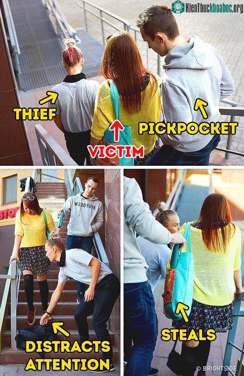 Giả vờ đánh rơi túi, tạo điều kiện để người sau móc ví