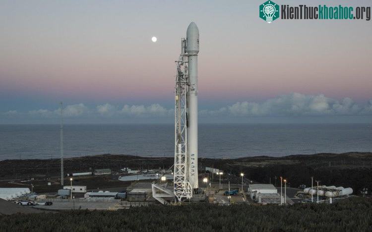 Tên lửa Falcon 9.