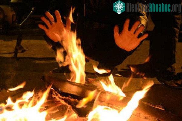 Than đốt thải ra khí độc CO 2 không tốt cho cả mẹ và bé. (Ảnh minh họa: kttvttb).