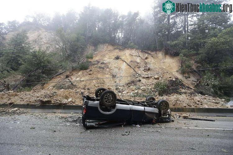 Sạt lở đất ở đường cao tốc tại Bắc California tháng 2/2017. (Ảnh: sfgate.com).