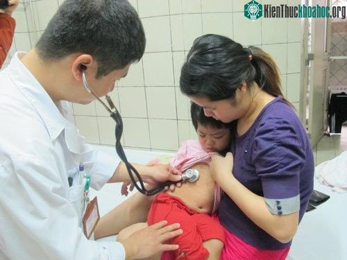 Bác sĩ khám cho bệnh nhi tại khoa Nhi Bệnh viện Bạch Mai.