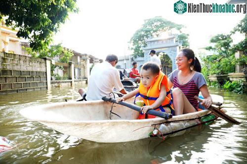 Người dân huyện ngoại thành Hà Nội đi lại bằng thuyền. (Ảnh: Hoàng Phương).