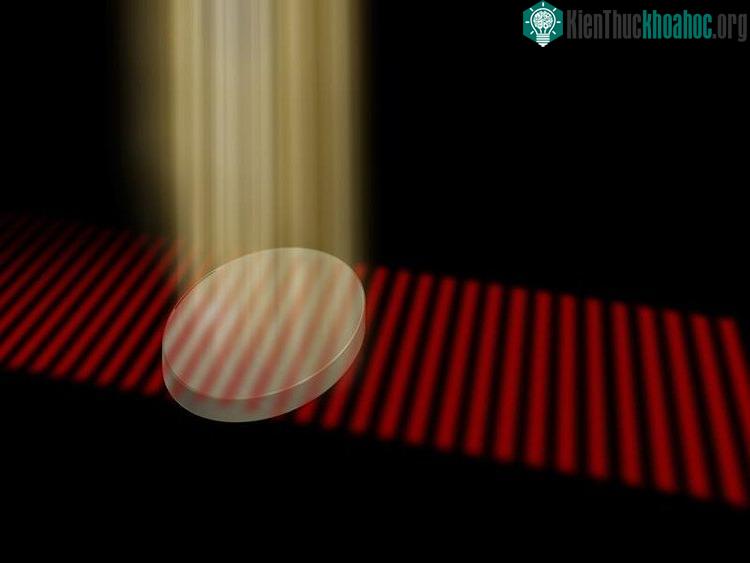 Vật liệu trở nên trong suốt khi được chiếu một chùm tia laser từ phía trên. (Ảnh: TU Wien).