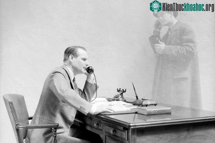 Nhà phát minh Thomas Edison cho rằng có thể trò chuyện với hồn ma qua điện thoại. (Ảnh: Aether Force).