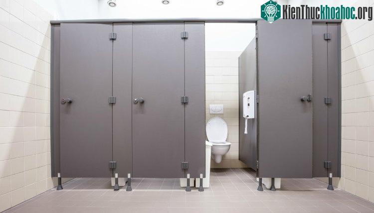 Hãy nhớ luôn đi giày bởi sàn nhà vệ sinh bẩn nhiều so với bồn cầu. (Ảnh: washingtonian.com).